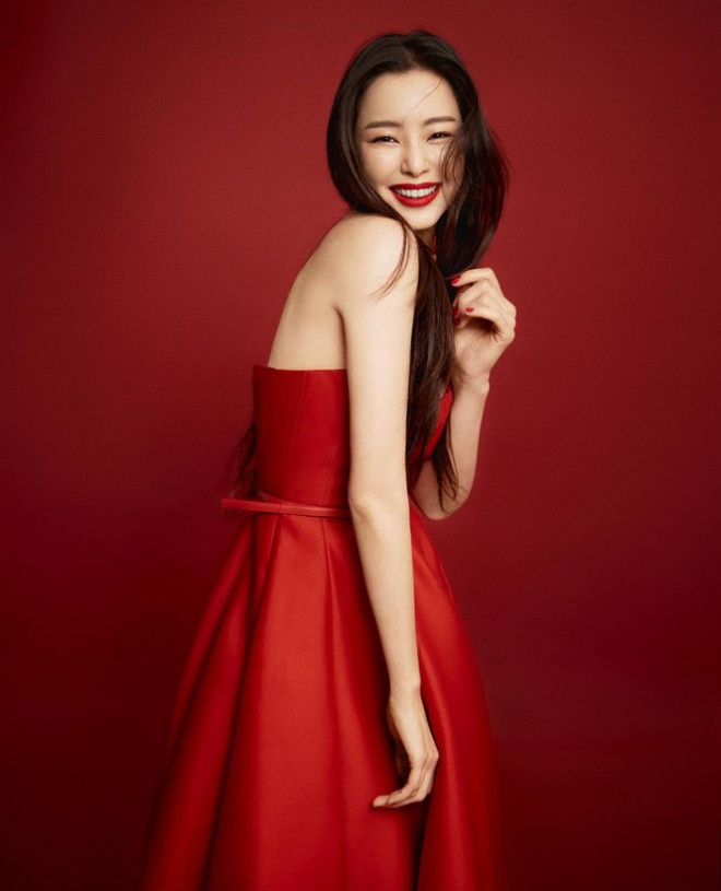 Jisoo BLACKPINK có lấn át được Hoa hậu Honey Lee trong loạt ảnh quảng cáo mỹ phẩm Dior? - 9