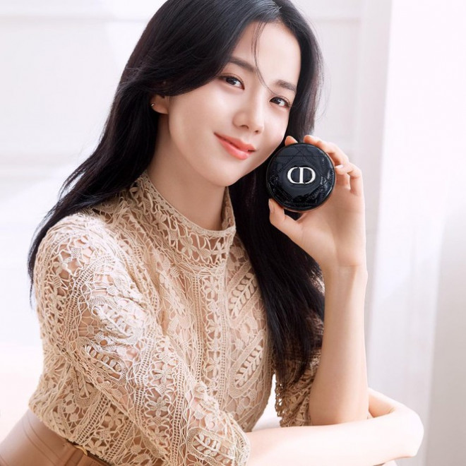 Jisoo BLACKPINK có lấn át được Hoa hậu Honey Lee trong loạt ảnh quảng cáo mỹ phẩm Dior? - 10