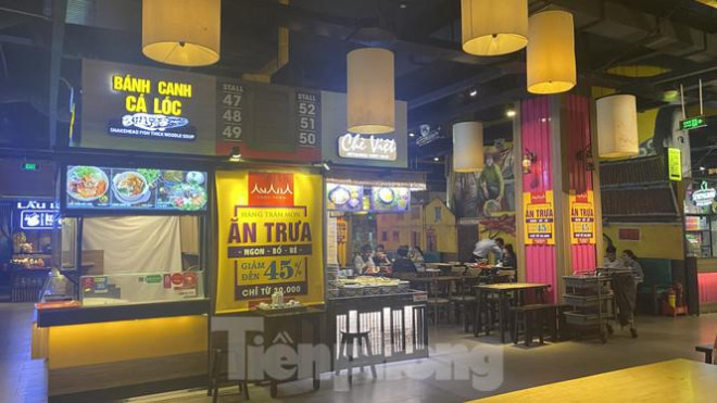 Thời gian đầu hoạt động, ngôi chợ thu hút không chỉ khách trong nước mà cả khách quốc tế.