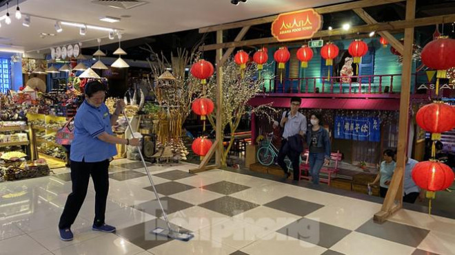 Chợ 'ngầm' dưới lòng đất toạ lạc tại trung tâm TPHCM, nằm dưới lòng đất ở khu công viên 23/9 (Quận 1, TPHCM).