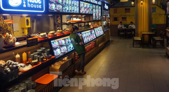 Nhân viên trông khách