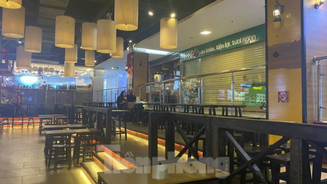 Các tiểu thương buôn bán nơi đây rơi vào cảnh ế ẩm.