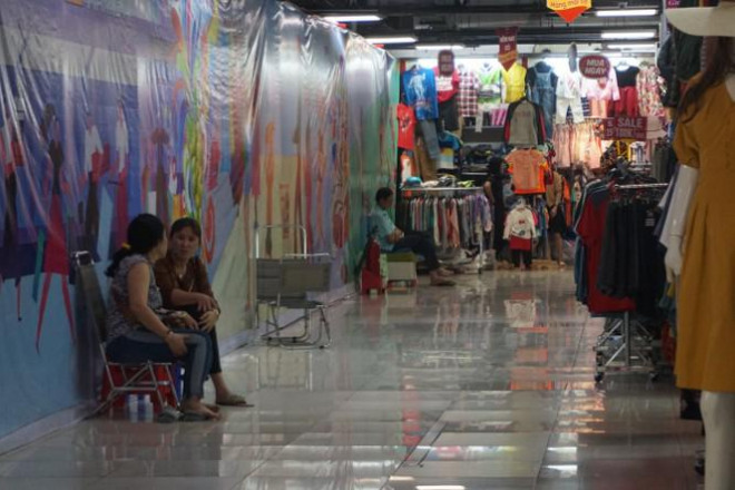 Tiêu thương khu thời trang, quần áo ngồi chơi.