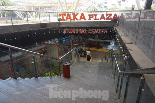 Lối vào chợ ngầm cũng đìu hiu.