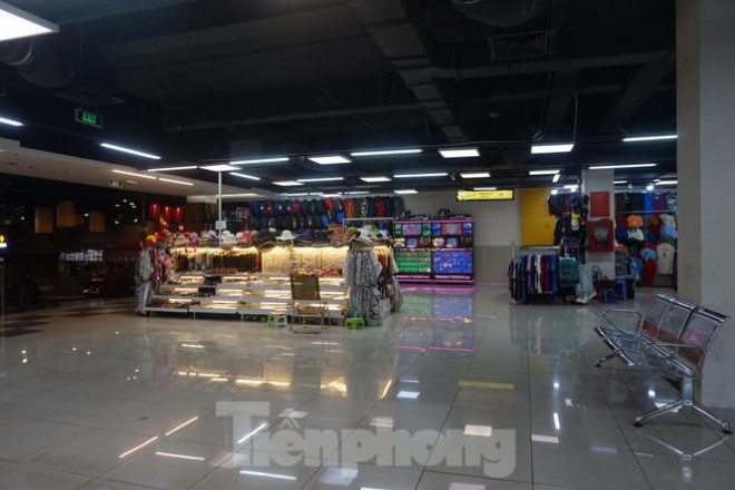 Tiểu thương Hà Quang Tuyền cho biết, năm 2020 vắng khách, chủ yếu ngồi chơi chứ buôn bán không được bao nhiêu. "Giờ chỉ biết cố gắng bán cầm cự qua ngày, chứ không biết thế nào", ông Tuyền nói.