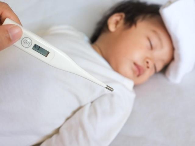 Sức khỏe đời sống - 3 bước cực kỳ quan trọng cha mẹ nào cũng cần phải nhớ khi con bị sốt cao co giật