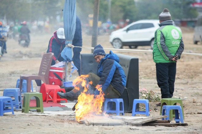 Do ảnh hưởng của không khí lạnh mạnh, cuộc sống mưu sinh của người lao động nghèo Thủ đô càng trở nên khó khăn hơn.