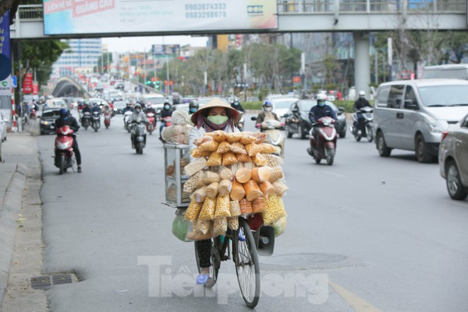 Người lao động vất vả mưu sinh trong đợt rét lạnh nhất từ đầu mùa.