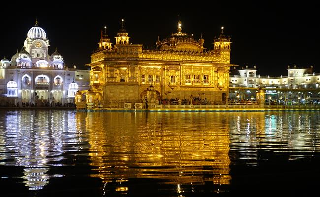 Ngôi đền linh thiêng của đạo Sikh nằm trên một hòn đảo nhân tạo ở Punjab, Ấn Độ. Ngoài phần chân làm bằng đá hoa cương trắng, gần như toàn bộ ngôi đền được dát vàng với những họa tiết, phù điêu trang trí đầy tính nghệ thuật.
