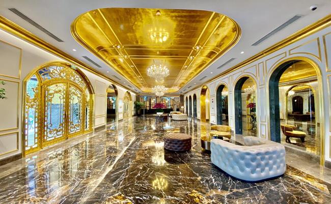 Khách sạn Dolce by Wyndham Hanoi Golden Lake là công trình kiến trúc được dát vàng ròng 9999 đầu tiên trên thế giới.
