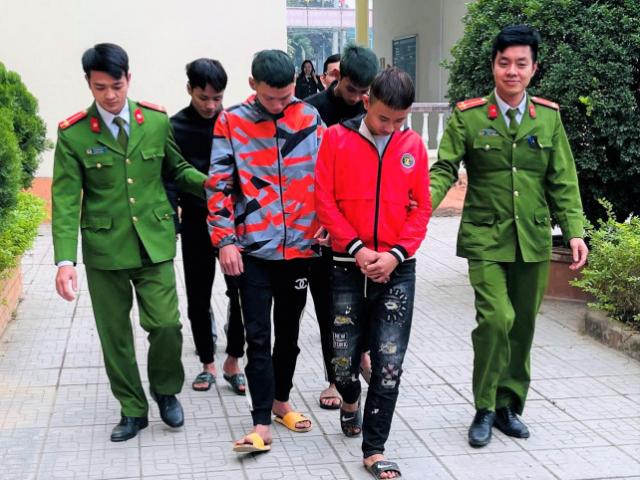 Pháp luật - 5 thanh thiếu niên nghiện game rủ nhau vác mã tấu ra đê chặn xe cướp tài sản