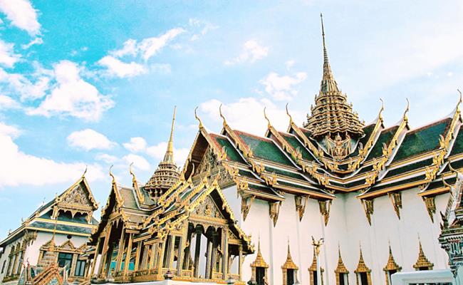 Hoàng cung Thái Lan ở Băng Cốc là một khu phức hợp gồm các công trình kiến trúc nguy nga, kết hợp cùng những khu vườn với lối thiết kế tuyệt đẹp.
