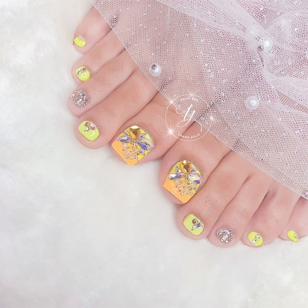 Sơn móng chân vàng sẽ là hot trend trong thời gian tới, tạo nên cơn sốt không chỉ trong giới làm nail mà còn cả ở các tín đồ làm đẹp. Với màu sắc độc đáo và sáng tạo, sơn móng chân vàng sẽ giúp bạn gây ấn tượng và nổi bật hơn trong sự kiện quan trọng.