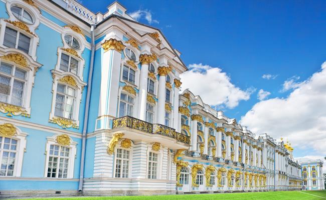 Cung điện Catherine ở Tsarskoye Selo, Nga được trang trí theo phong cách Rococo với 100kg vàng nguyên khối. Trong cung, nội thất, ghế, cửa, tượng đều làm bằng vàng ròng.
