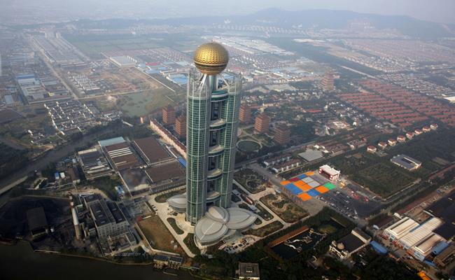 Trong làng Hoa Tây - ngôi làng giàu có bậc nhất Trung Quốc có một khách sạn nổi tiếng tên là Long Xi International. Khách sạn này có tới 74 tầng, bên trong có nhiều khu vực được dát vàng và du khách có thể tham quan nơi đây bằng trực thăng.
