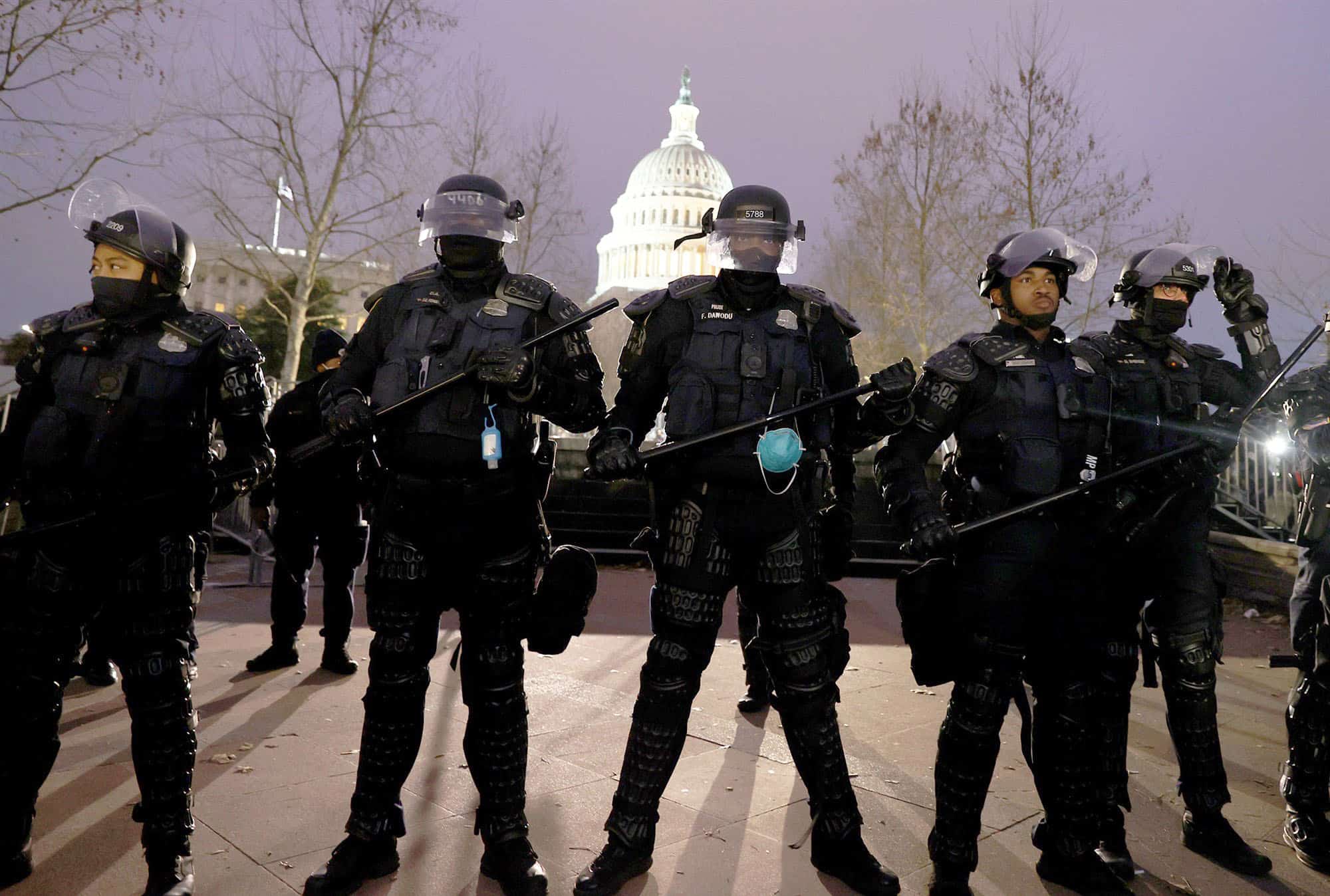 Cảnh sát Mỹ đứng gác trước tòa nhà quốc hội hôm 6/1. Ảnh: Getty