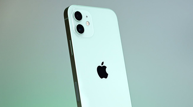 iPhone 12 màu xanh ngọc.
