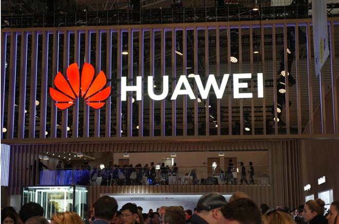 Huawei sẽ chính thức đại bại trong năm 2021, các &#34;đối thủ&#34; tranh nhau xâu xé - 1