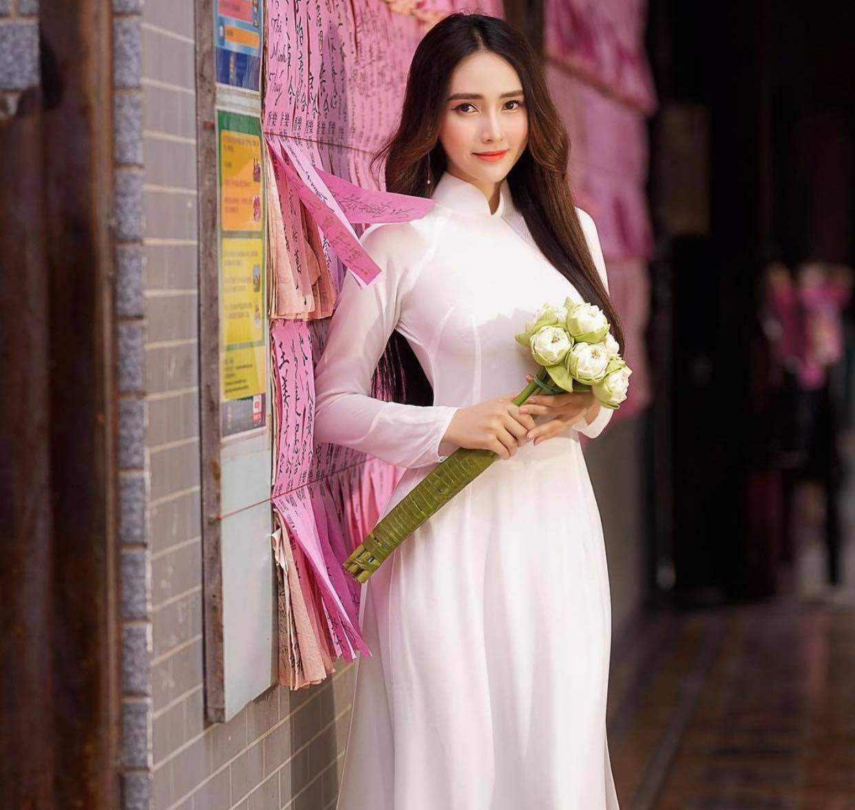 Người đẹp Việt mặc áo dài mỏng tang như tờ giấy đến chốn trang nghiêm gây bức xúc - 6