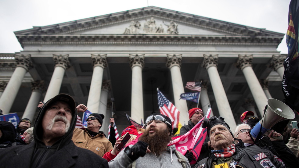 Người biểu tình đứng trước tòa nhà Quốc hội Mỹ.