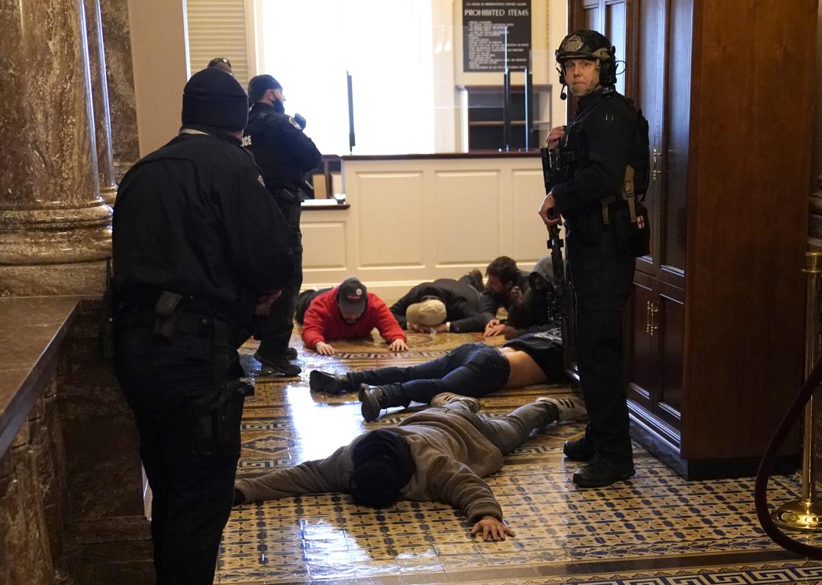 Cảnh sát Điện Capitol trấn áp người biểu tình (ảnh: AP)