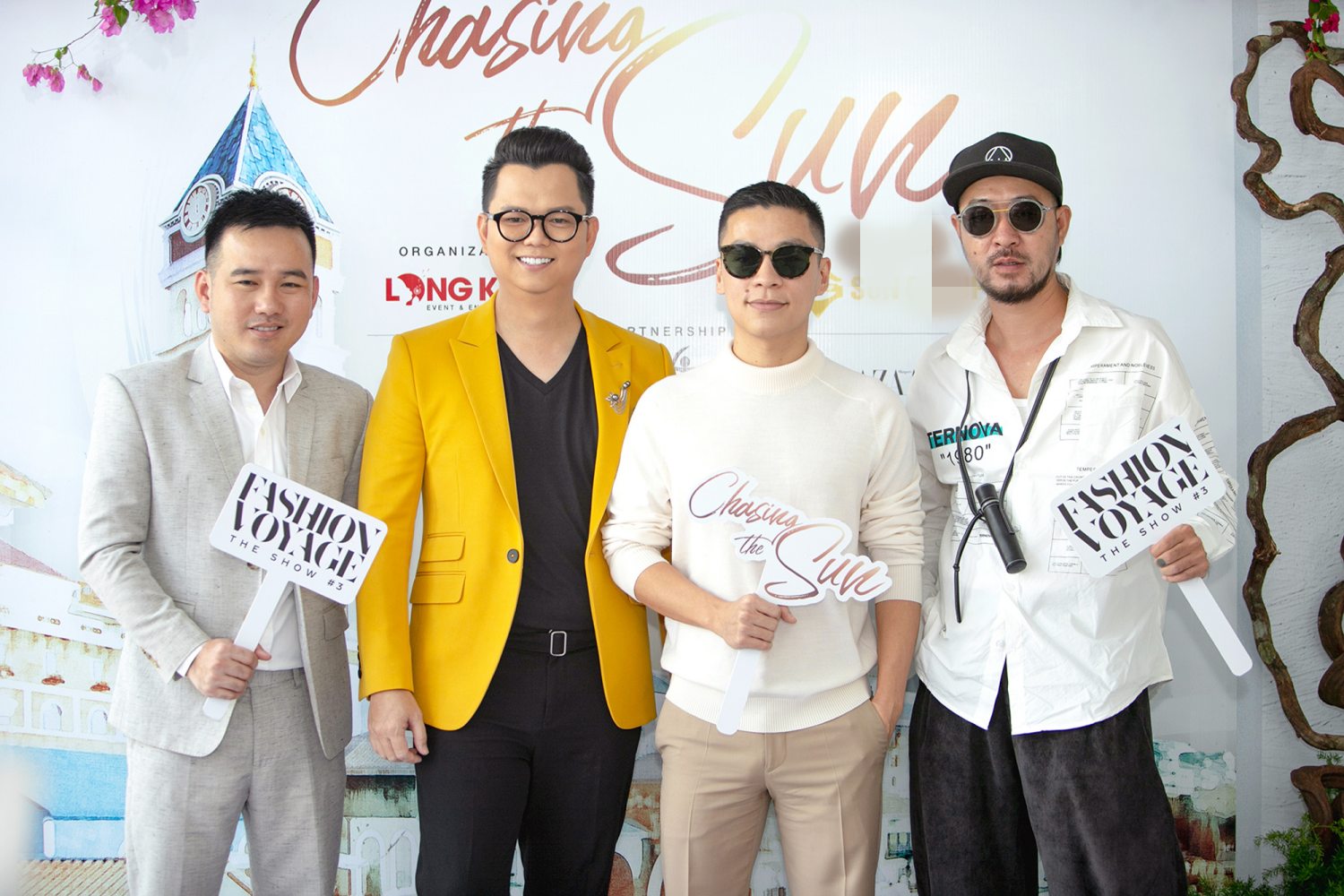 3 nhà thiết kế cùng nhà sáng lập Fashion Voyage Long Kan (áo vest vàng).