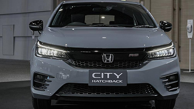 Honda City Hatchback có phần đầu giữ lại nguyên từ biến thể sedan ra mắt năm ngoái, phần đuôi xe có thiết kế hatchback đặc trưng
