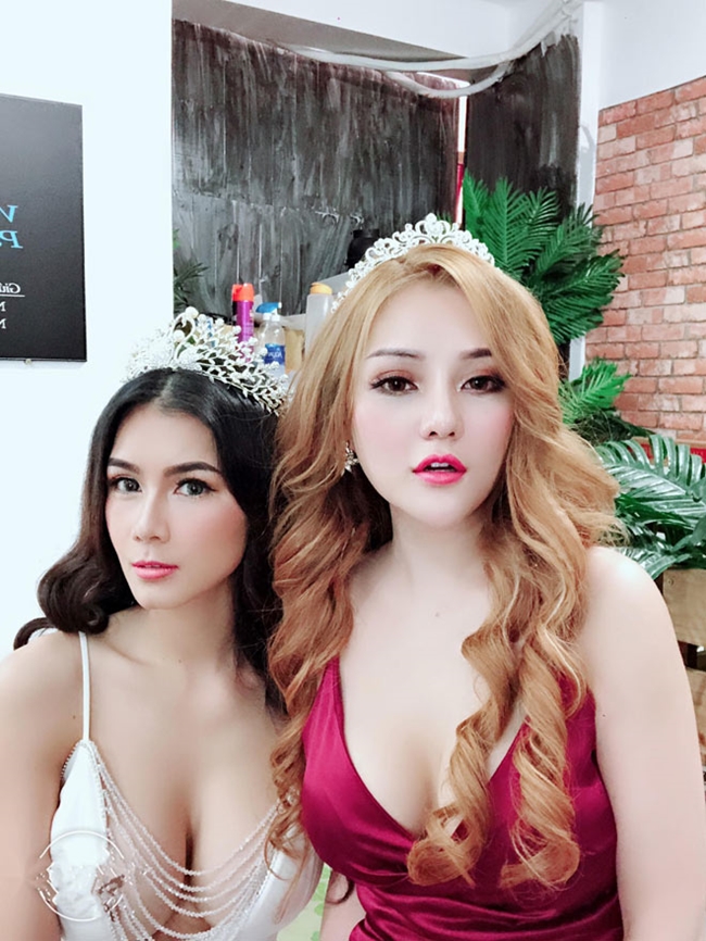 Trước tin đồn tình cảm đồng giới, Mon2K lên tiếng: "Tôi và chị Nong Nat gặp nhau từ tháng 3/2018 khi tôi đi show ở Thái Lan. Sau khi chị ấy tỏ tình, từ đó cả hai đã gặp gỡ nhiều lần rồi. Đó chỉ là tin đồn khi bị mọi người bắt gặp. Tôi vẫn xem là chị em thôi".
