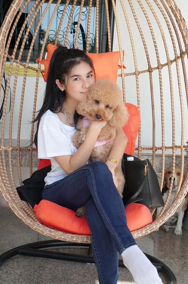 Ngoài hiên nhà là nơi ngồi thư giãn của nữ diễn viên 8X. Hình ảnh kín đáo, bình yên của chân dài nổi tiếng khi ở nhà chăm sóc chú chó cưng khiến nhiều người thích thú.
