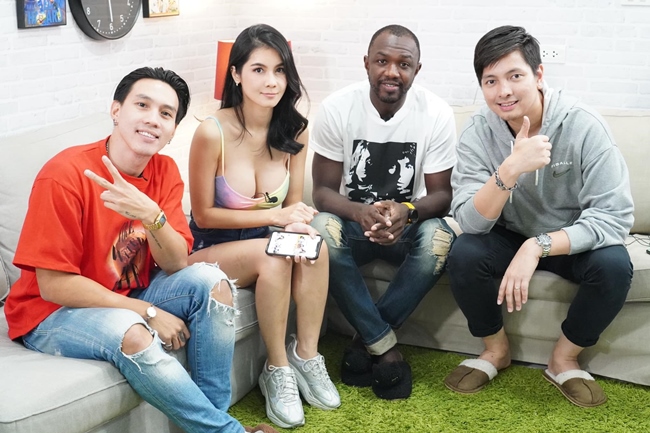 Không những thế, cựu diễn viên phim 18+ còn tham gia các chương trình truyền hình và chia sẻ nhiều bí kíp luyện tập giữ dáng.
