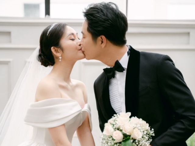 Đời sống Showbiz - "MC có nụ cười đẹp nhất VTV" khóa môi ngọt ngào chú rể kém 5 tuổi là ngôi sao vàng trong làng quảng cáo Việt