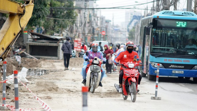 Tin tức trong ngày - Người dân vất vả luồn lách vượt qua 'đại công trường' đường Vành đai 2