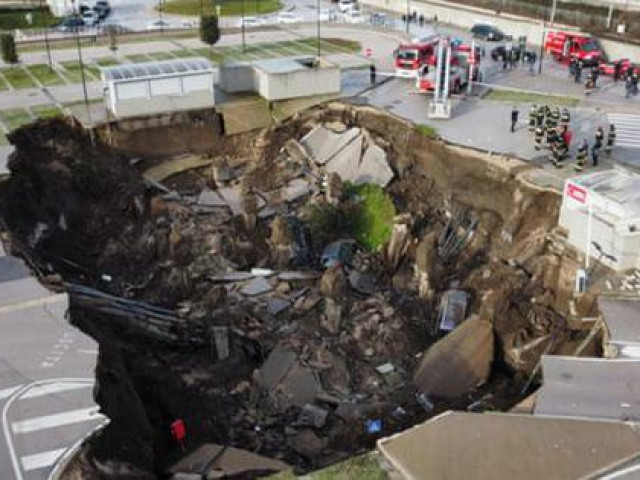 Thế giới - Choáng với hố tử thần rộng 2.000 m2 “nuốt” hàng loạt xe hơi