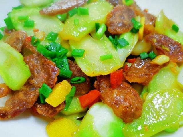 Ẩm thực - Lạ miệng với món lạp xưởng xào rau củ, cực hợp với trẻ lười ăn rau