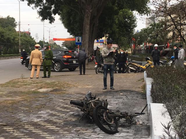 Tin tức trong ngày - Vượt đèn đỏ bị CSGT kiểm tra, người đàn ông đốt xe máy cháy rụi