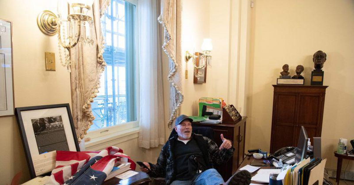 Thế giới - Gác chân lên bàn của chủ tịch Hạ viện Mỹ, người đàn ông nhận kết đắng