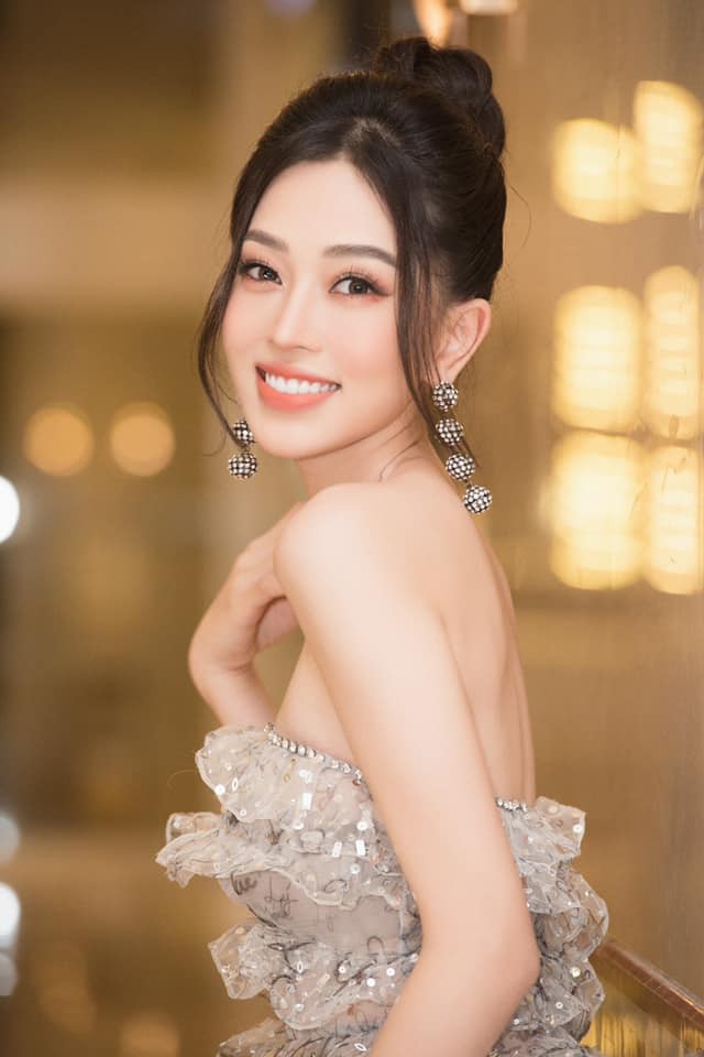 Mai Phương Thuý mặc quần tua rua lạ mắt, Á hậu Phương Nga khoe vai trần gợi cảm - 4