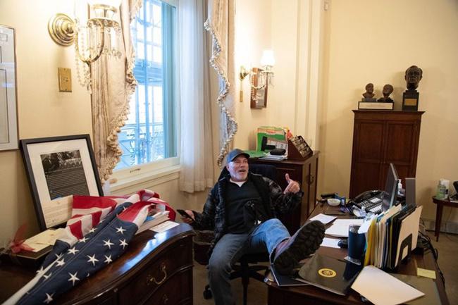 Richard Barnett đăng hình ảnh ông ở trong văn phòng Chủ tịch Hạ viện Mỹ Nancy Pelosi.&nbsp;