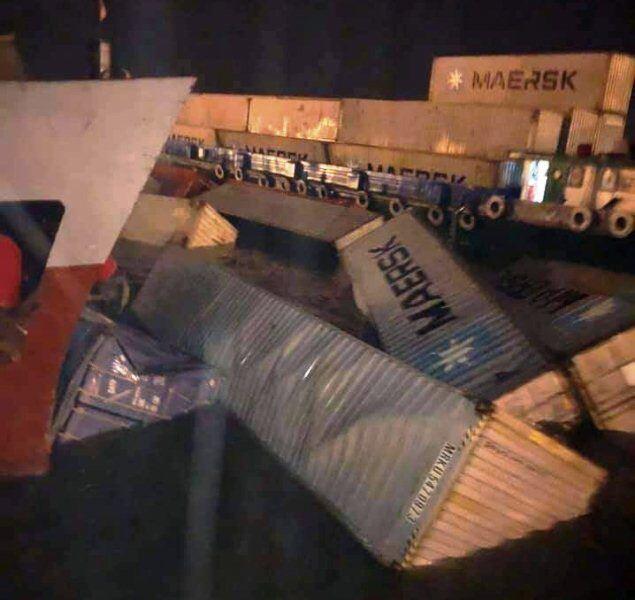 22 container rớt xuống sông