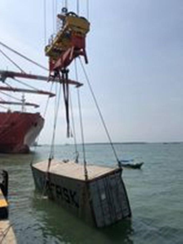 Lực lượng chức năng trục vớt các container, đưa về nơi tập kết