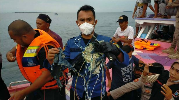 Các mảnh vỡ nghi của máy bay Indonesia chở hơn 50 người rơi.