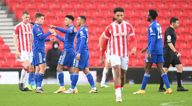 Video Stoke - Leicester: Siêu phẩm mở màn, tưng bừng hiệp hai - 1