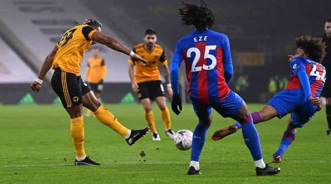 Video Wolves - Crystal Palace: "Bò mộng" Traore ghi siêu phẩm định đoạt - 1