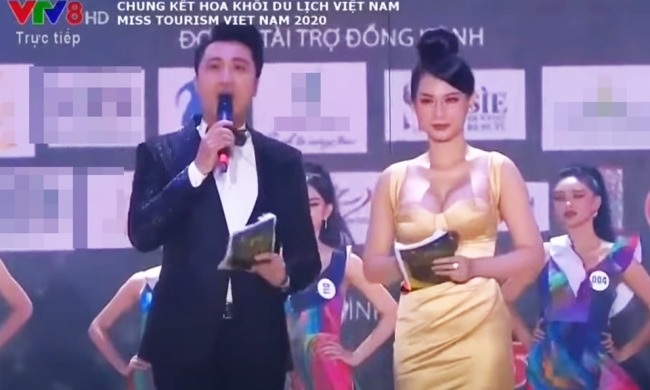 MC Quỳnh Chi làm "nghẽn sóng" truyền hình với váy trễ tràng, khoe vòng 1 lớn.
