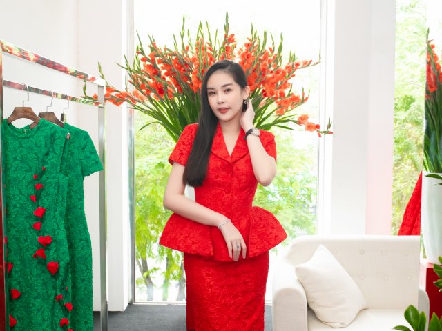 Thời trang - Lê Âu Ngân Anh xinh tươi thử đồ trước show của NTK Vũ Ngọc&Son