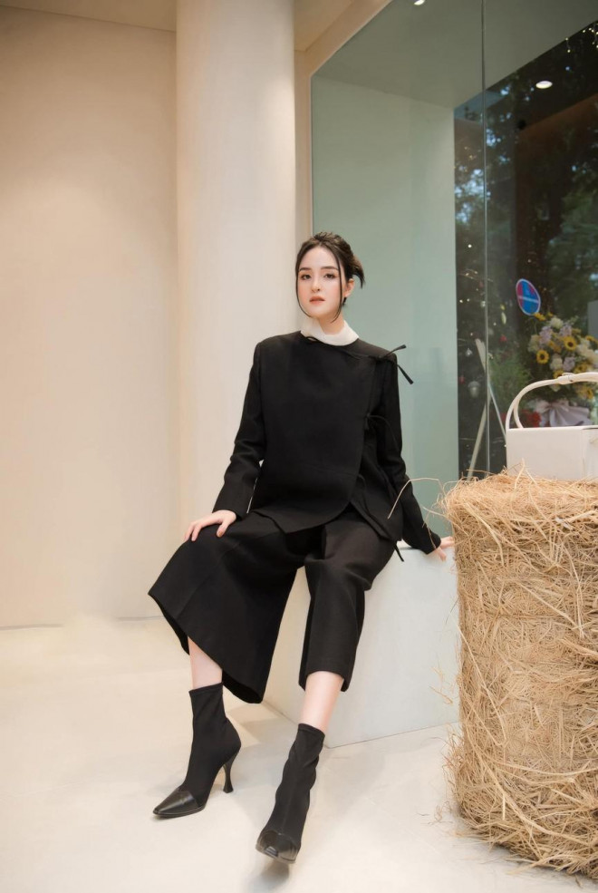 Đỗ Mỹ Linh, Lương Thuỳ Linh đọ sắc với váy áo nóng bỏng - 10