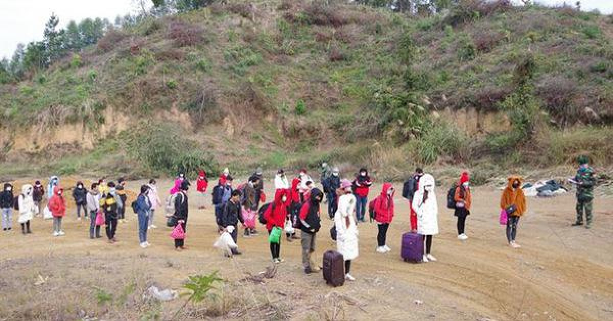 Tin tức trong ngày - Gần Tết, hàng chục người làm thuê ở Trung Quốc đi đường mòn về Việt Nam