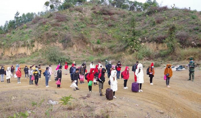 Cán bộ Đồn Biên phòng Bảo Lâm lấy lời khai của 37 công dân nhập cảnh trái phép từ Trung Quốc vào Việt Nam. Ảnh: Vi Toàn