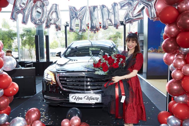 Vào cuối năm 2020, Hòa Minzy chia sẻ hình ảnh trong buổi nhận xế hộp mới đến từ thương hiệu Mercedes có giá gần 5 tỷ đồng.
