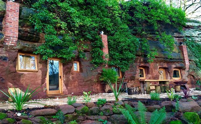 The Rockhouse Retreat, Worcester (Anh) là ngôi nhà được điêu khắc thủ công từ đá sa thạch 800 năm tuổi.
